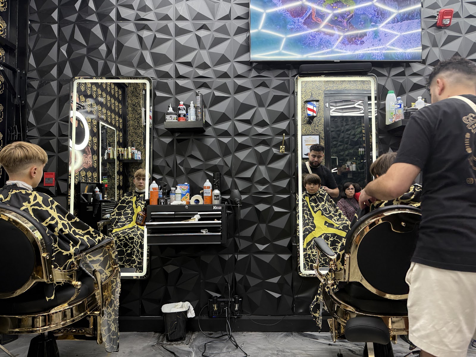 A barber finishing a clean fade at Barbier Yaniso 2 in downtown Montréal