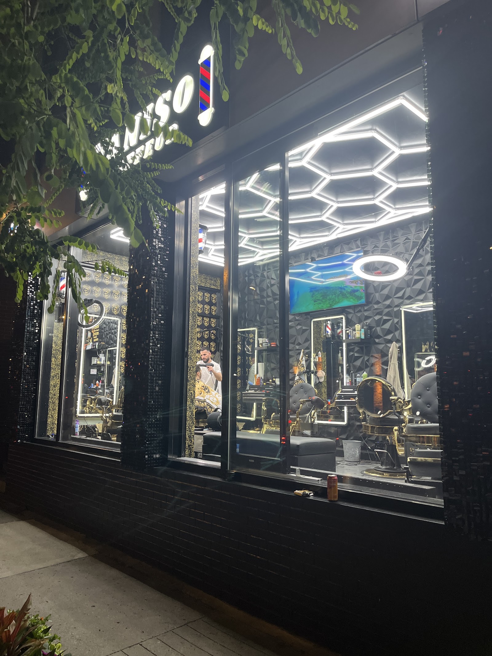 Barber detailing a clean beard line at the downtown Montréal shop